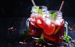 Chá gelado de hibisco com laranjas
