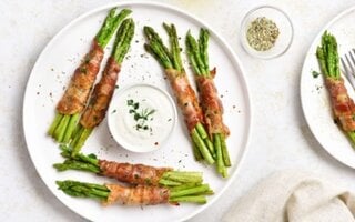 Aspargos enrolados com bacon