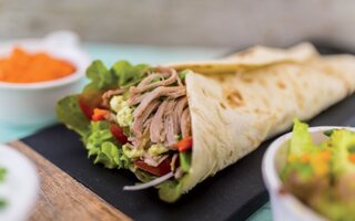 Wrap de pernil com alface