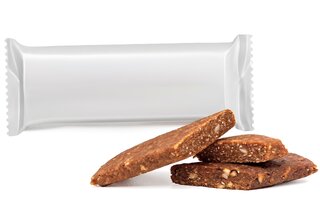 Leve alguns alimentos industrializados e lacrados